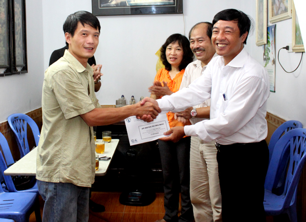 Trao "Mái ấm Công đoàn" năm 2011 của LĐLĐ thành phố Hà Nội cho anh Trịnh Tuấn Toàn - nhân viên Công ty TNHH Nhà nước Một thành viên Kinh doanh Dịch vụ nhà Hà Nội (trực thuộc HANDICO)