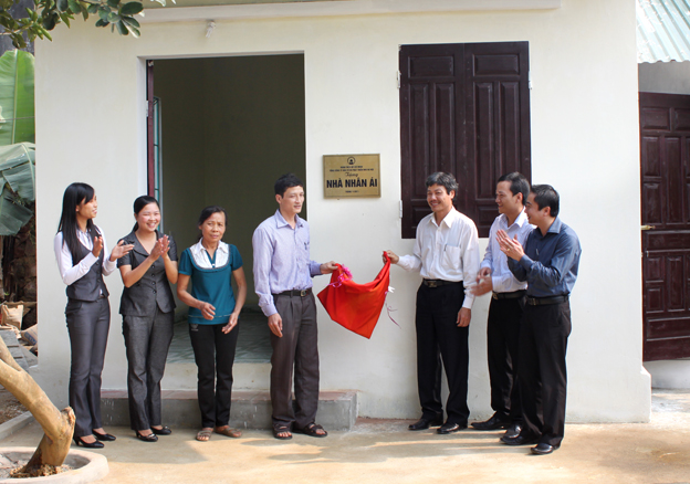 Trao tặng "Nhà nhân ái" cho bà Nguyễn Thị Vụ - Cựu thanh niên xung phong, huyện Quốc Oai. Kinh phí 65 triệu đồng do đoàn viên thanh niên HANDICO đóng góp, hỗ trợ.
