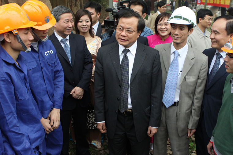 18.3 Bi thu Thanh uy dong vien cong nhan thi cong cong trinh.bmp