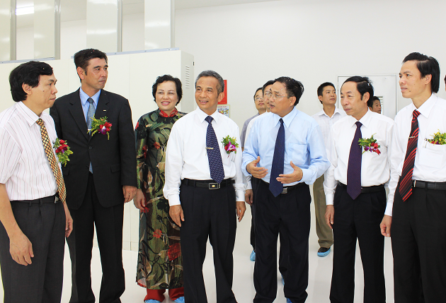 Chu tich Tong LDLD VN tham Stanley.bmp