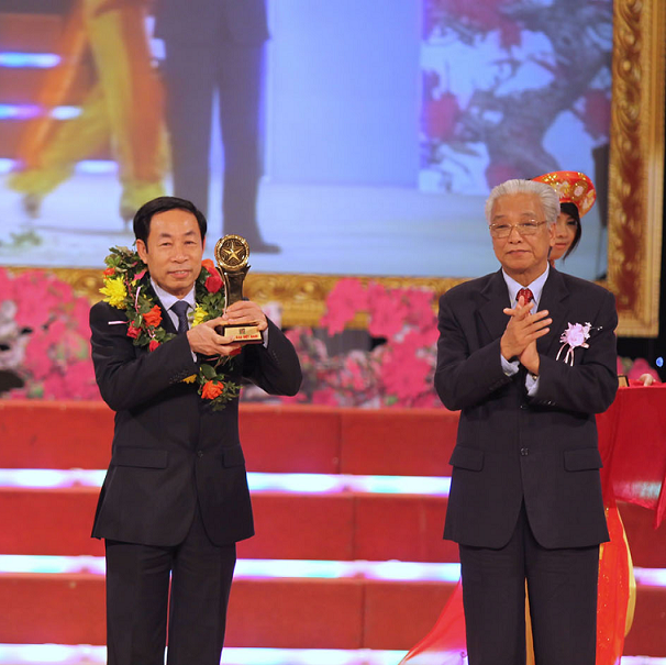 T1 nhan Cup Ngoi sao VN (1).bmp