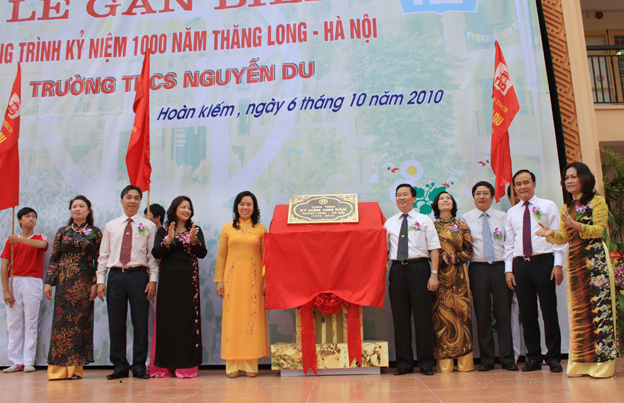 gan bien truong Nguyen Du.jpg