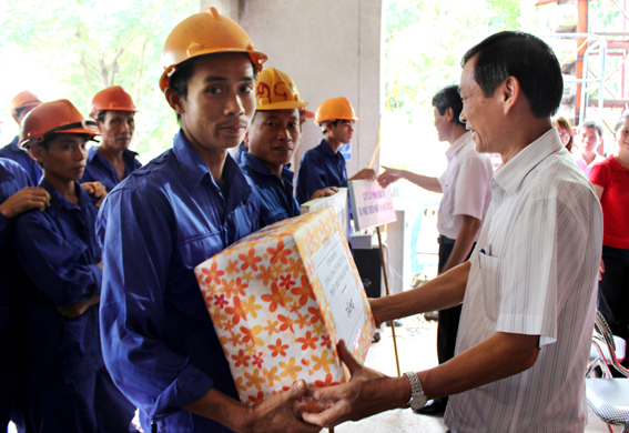 12.8- Tang qua CN.jpg