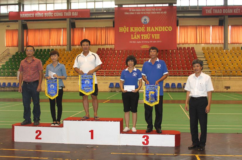 23.8 - Cau long nam nu duoi 50t.jpg