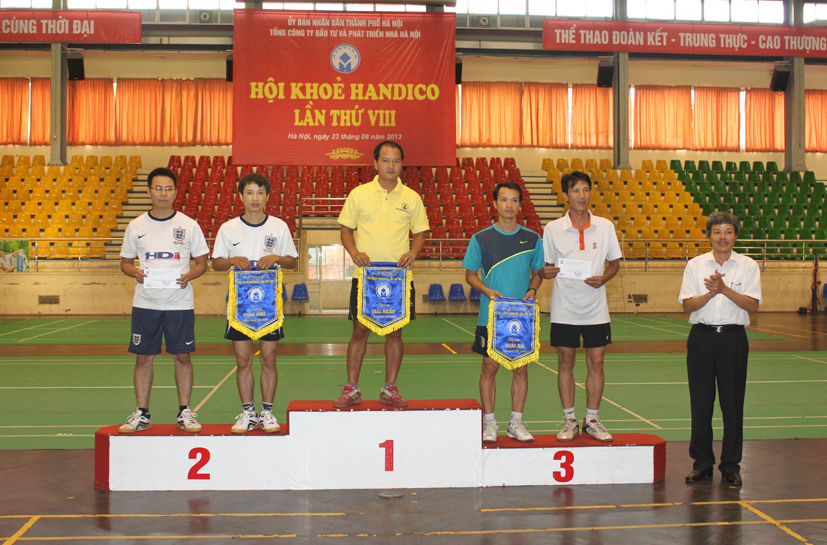 23.8-Cau long doi nam nua duoi 50t.jpg