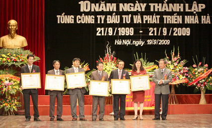 19.9 - Bo truong trao bang khen cho cac tap the.bmp