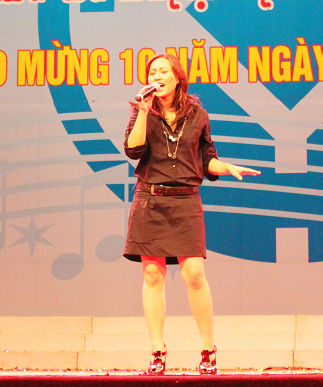 20.9 - Ca sy Khanh Linh voi ca khuc Qua tang trai tim.bmp