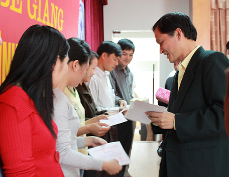 DC Pham Quy Trong trao GCN lop cam tinh Dang 2009.bmp